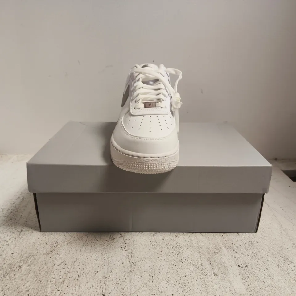 BOXED PAIR OF NIKE AIR FORCE 1 '07 TRAINERS IN WHITE/GREY SIZE UK 8.5