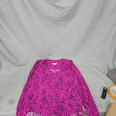 DANNII MINOGUE PINK LEOPARD PRINT BLOUSE – UK SIZE 6P (PETITE)