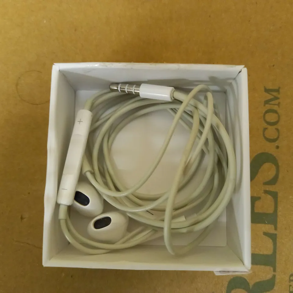 APPLE EARPODS WITH HEADPHONE PLUG