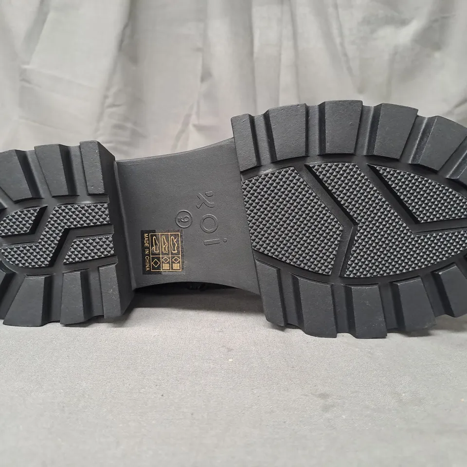 BOXED PAIR OF KOI VEGAN VADER MEN'S PADDED CROFT BOOTS IN BLACK UK SIZE 9
