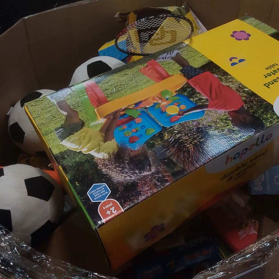 PALLET CONTAINING A VERY LARGE QUANTITY OF ASSORTED TOYS INCLUDING: DOUBLE SAND & WATER TABLE, BLUEY BUBBLE MACHINE, SOFT TOY FOOTBALLS, BADMINTON RACKET ECT