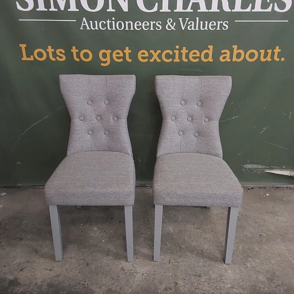 SET OF 2 BEWLEY LIGHT GREY FABRIC BUTTON BACK DINING CHAIRS WITH GREY LEGS