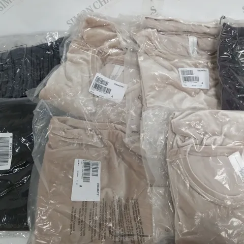 LOT OF 7 ASSORTED BAGGED CLOTHING ITEMS TO INCLUDE KIM & CO AND WYNNE LAYERS