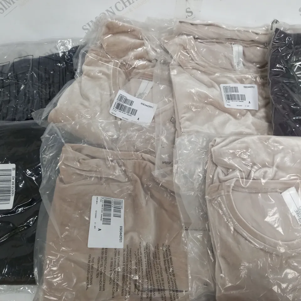 LOT OF 7 ASSORTED BAGGED CLOTHING ITEMS TO INCLUDE KIM & CO AND WYNNE LAYERS