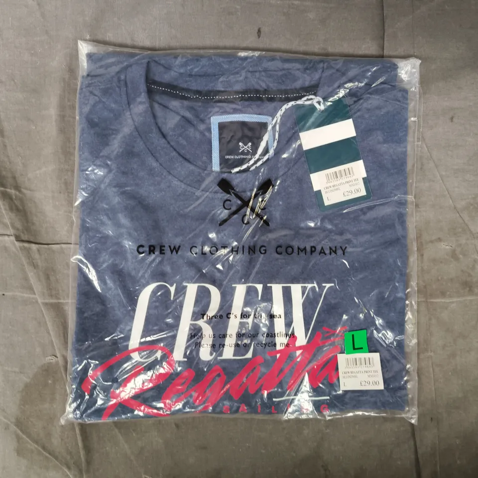 BAGGED CREW CLOTHING COMPANY CREW REGATTA PRINT T-SHIRT IN NAVY SIZE LARGE