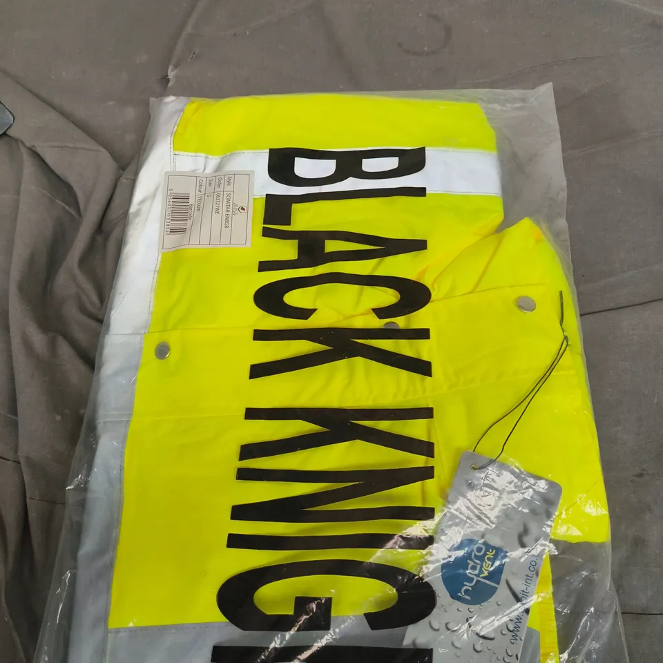 APPROXIMATELY 15 ASSORTED ITEMS TO INCLUDE HIGH VISIBILITY GARMENTS, FILTER COVER.