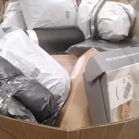 A PALLET CONTAINING ASSORTED PILLOWS, FULL BODY BATH PILLOWS ETC