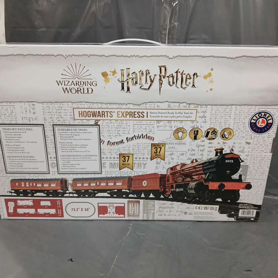 HARRY POTTER HOGWARTS EXPRESS 37-PIECE REMOTE CONTROLLED TRAIN SET