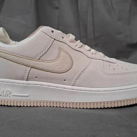 BOXED PAIR OF NIKE AIR FORCE 1 '07 SHOES IN LIGHT SAND UK SIZE 7