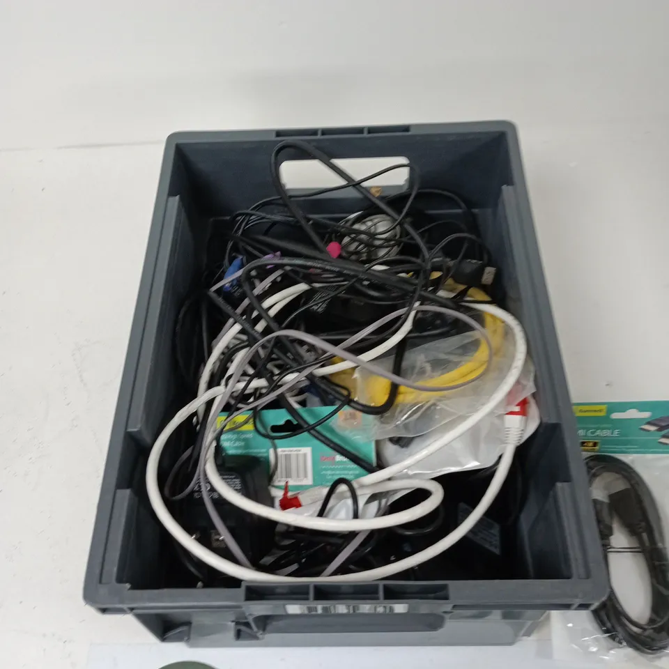 TOTE OF APPROXIMATELY 10 ASSORTED ITEMS TO INCLUDE: ASSORTED HDMI CABLES 