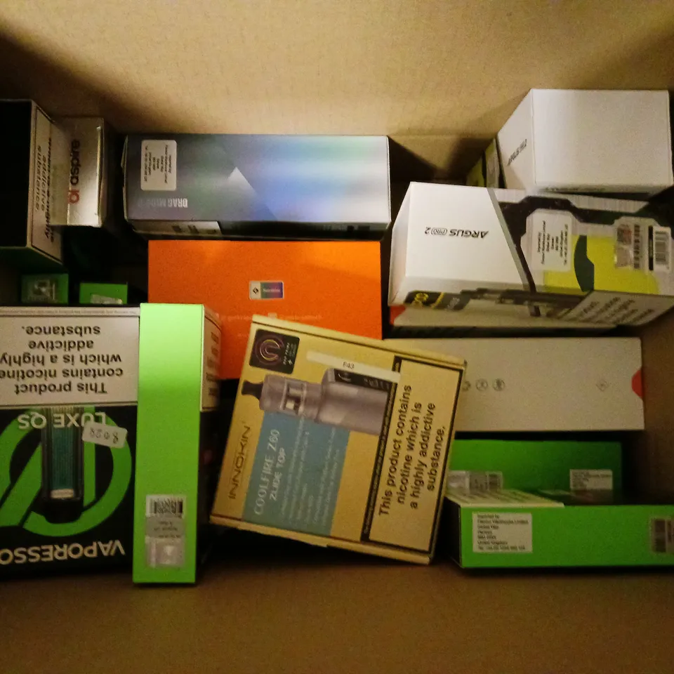 APPROXIMATELY 20 VAPES & E-CIGARETTES TO INCLUDE VAPORESSO GEN 200, VOOPOO DRAG 4, ASPIRE POCKEX, ETC