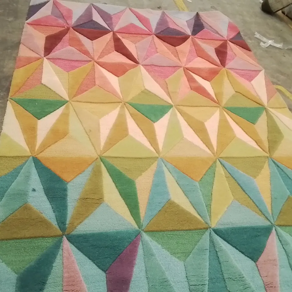 QUALITY DESIGNER AREA RUG APPROXIMATELY  290X200CM