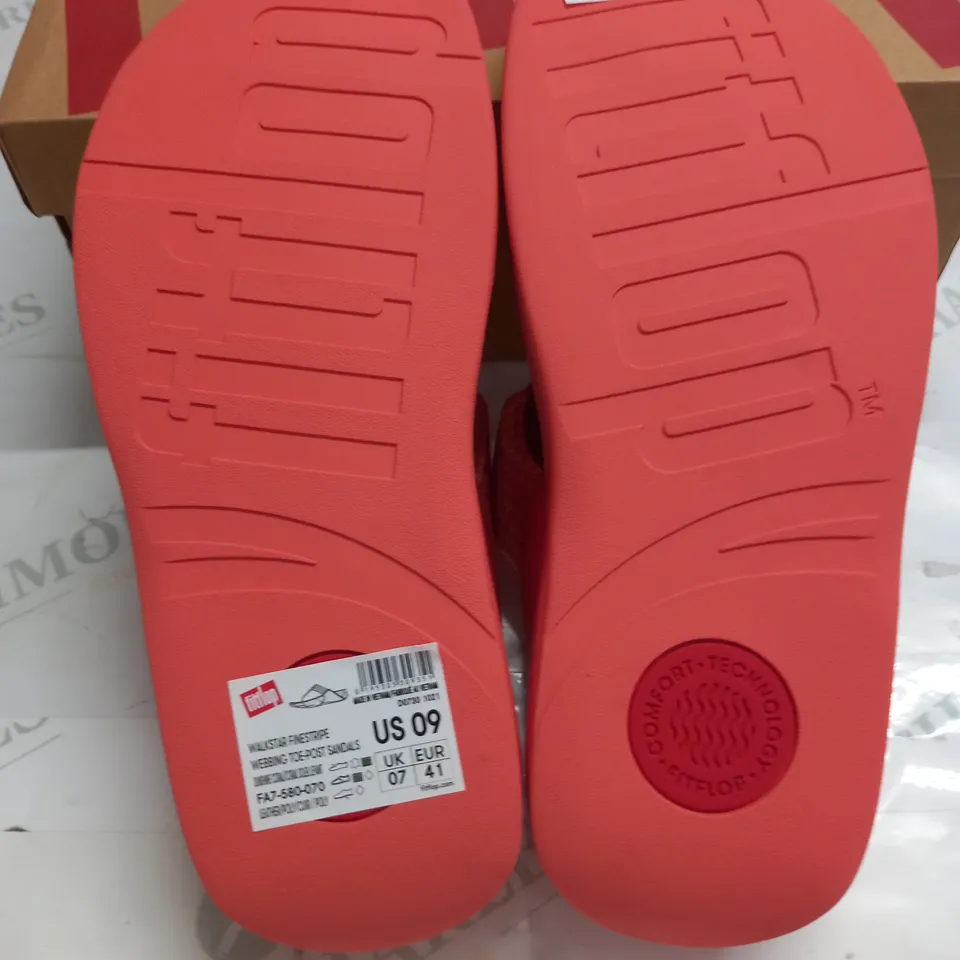 BOXED PAIR OF FITFLOPS WALKSTAR FINESTRIPE TOE-POST SANDALS IN CORAL - UK 7 