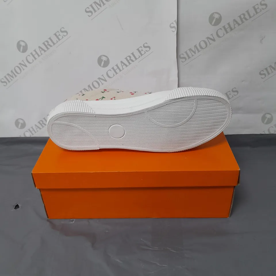 ROCKET DOG LADIES TRAINERS CREAM WITH CHERRIES DESIGN SIZE 8