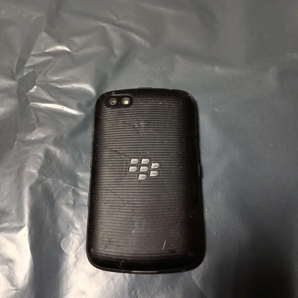 BLACKBERRY SMARTPHONE WITH QWERTY KEYBOARD – BLACK 