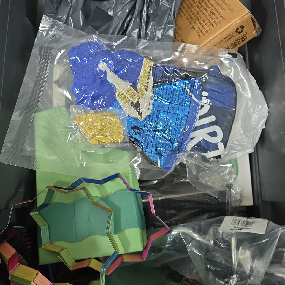 APPROXIMATELY 20 ASSORTED HOUSEHOLD ITEMS TO INCLUDE LUGGAGE TAG, READING LAMP, SAFETY MATCHES ETC