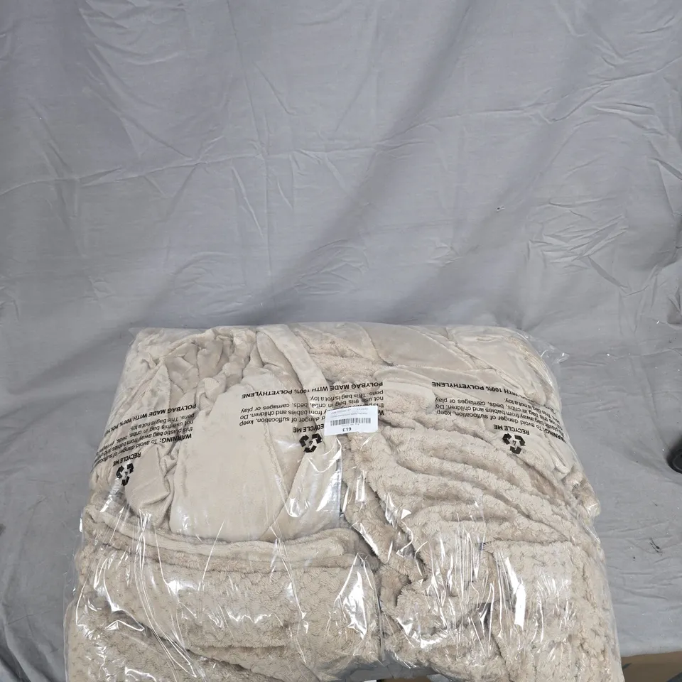 BOX OF APPROXIMATELY 15 HOUSEHOLD ITEMS INCLUDING: LANTERN CANDLE HOLDERS, FLORAL BEDDING AND VELVET LIKE THROW