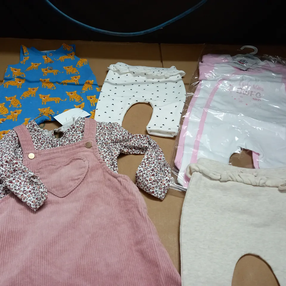 LOT OF APPROX 10 ASSORTED CHILDRENS CLOTHING ITEMS VARYING IN STYLE/SIZE/COLOUR TO INCLUDE: TROUSERS, DRESSES AND BABYGROWS