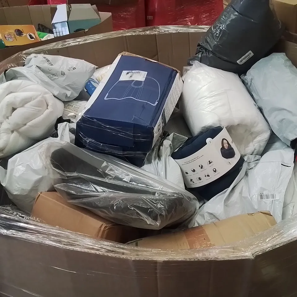 PALLET TO CONTAIN A LARGE ASSORTMENT OF PILLOWS AND CUSHIONS // BRANDS MAY VARY