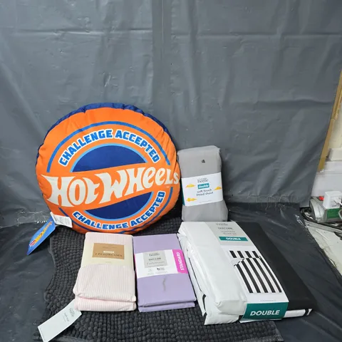 APPROXIMATELY 20 ASSORTED HOMEWARE ITEMS TO INCLUDE HOT WHEELS PILLOW, DOUBLE SOFT TOUCH FITTED SHEET, EASY CARE REVERSIBLE DUVET SET DOUBLE, ETC - COLLECTION ONLY