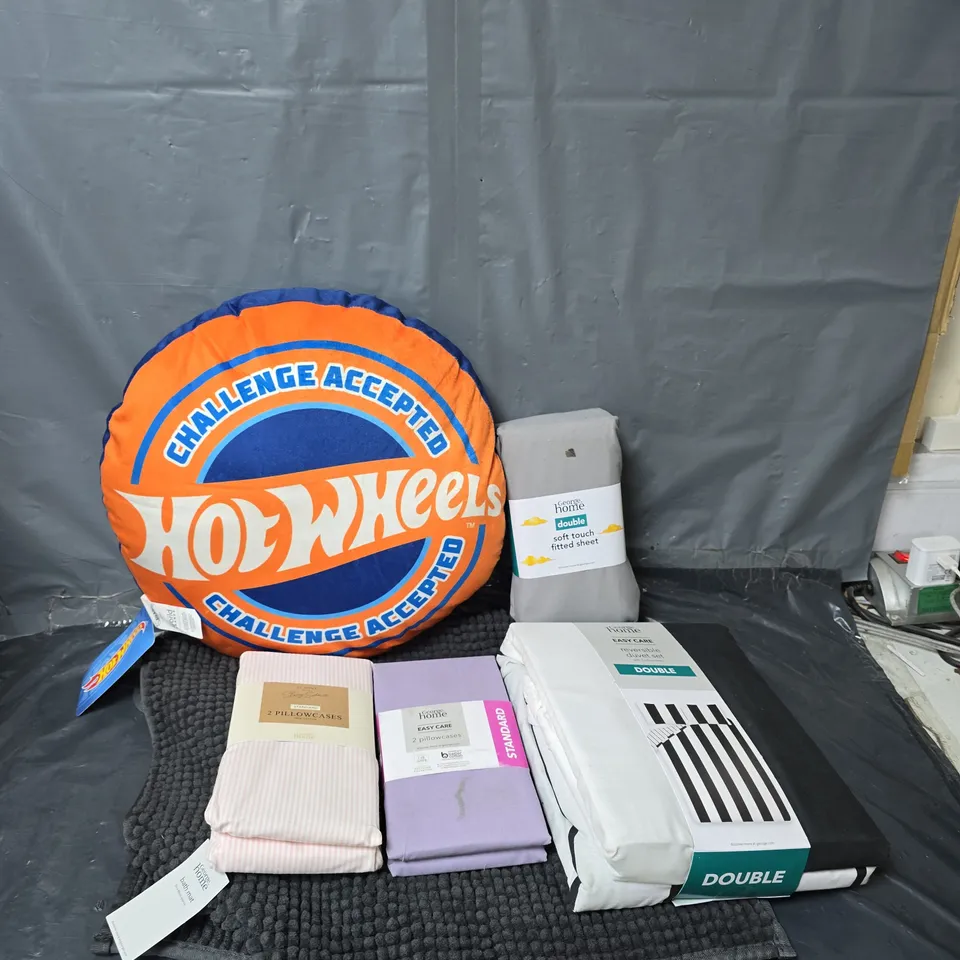 APPROXIMATELY 20 ASSORTED HOMEWARE ITEMS TO INCLUDE HOT WHEELS PILLOW, DOUBLE SOFT TOUCH FITTED SHEET, EASY CARE REVERSIBLE DUVET SET DOUBLE, ETC - COLLECTION ONLY