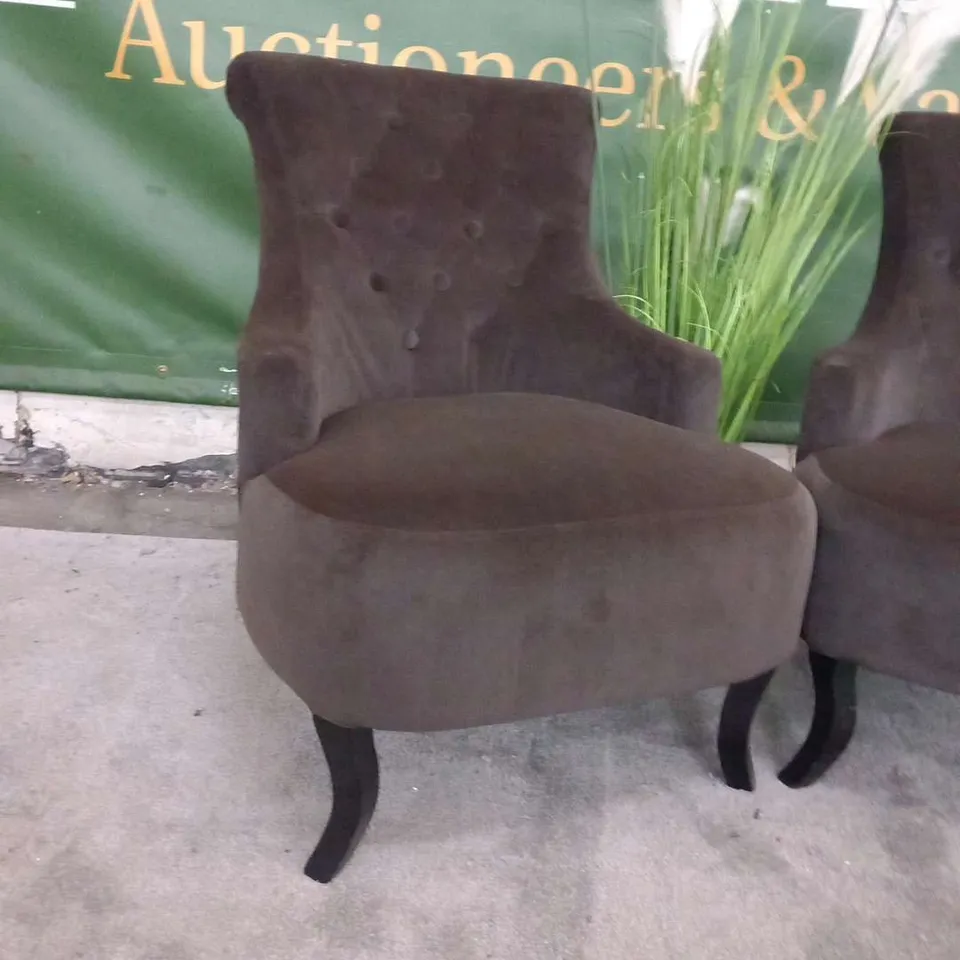 PAIR OF DESIGNER BROWN FABRIC LIVING ROOM CHAIR WITH BUTTON BACK DETAIL 