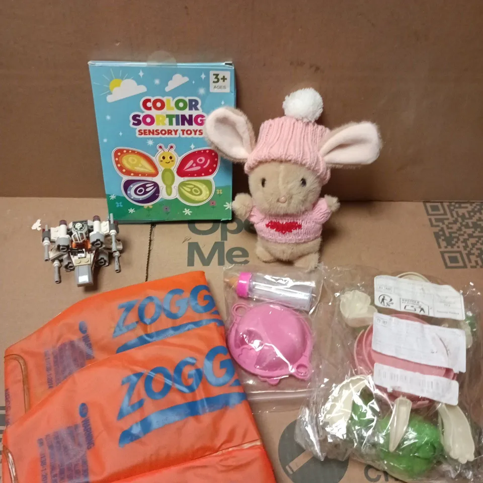 APPROXIMATELY 10 ASSORTED TOYS & GAMES PRODUCTS TO INCLUDE FLOAT BANDS, LEGO FIGURE, PLUSH TOY ETC 