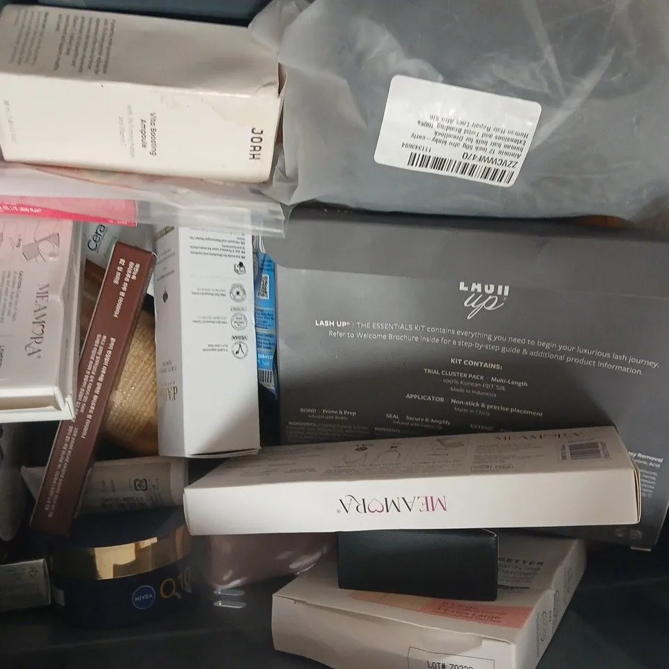 APPROXIMATELY 12 ASSORTED COSMETIC ITEMS INCLUDING VARIOUS MAKES AND BRANDS - COLLECTION ONLY