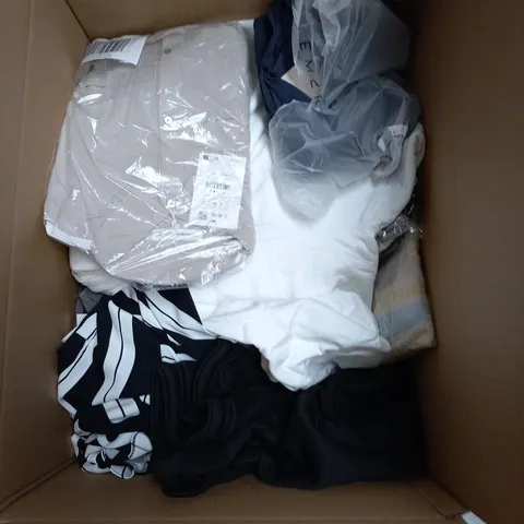 BOX CONTAINING A MIX OF APPROXIMATELY 25 ASSORTED CLOTHING ITEMS