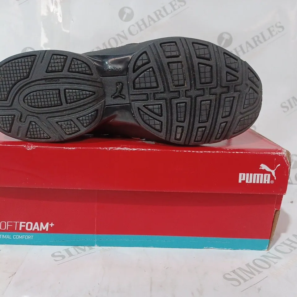 BOXED PAIR OF PUMA TRAINERS IN BLACK UK SIZE 6