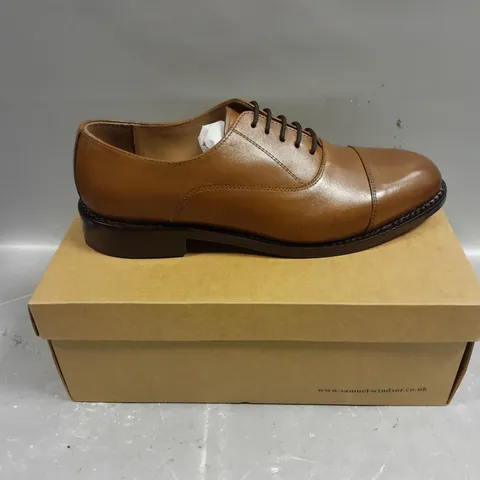 BOXED PAIR OF SAMUEL WINDSOR GOODYEAR DRESS SHOES IN TAN - 8.5