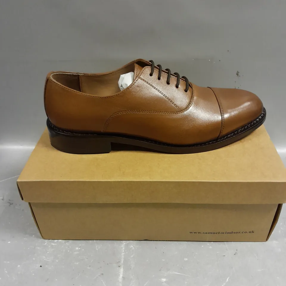 BOXED PAIR OF SAMUEL WINDSOR GOODYEAR DRESS SHOES IN TAN - 8.5