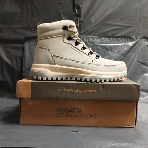 BOXED PAIR OF REGATTA WOMEN'S SHERBOURNE ANKLE BOOTS IN MOONSTRUCK SIZE UK 4