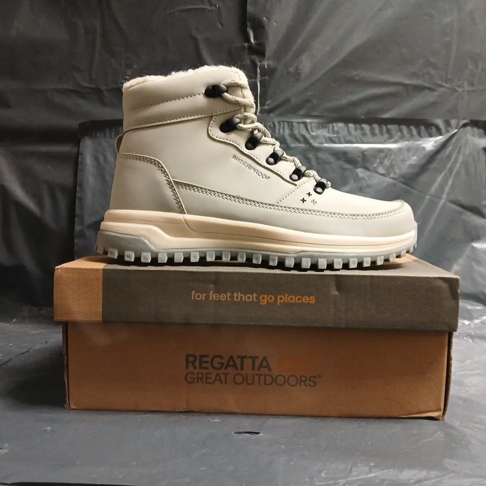 BOXED PAIR OF REGATTA WOMEN'S SHERBOURNE ANKLE BOOTS IN MOONSTRUCK SIZE UK 4