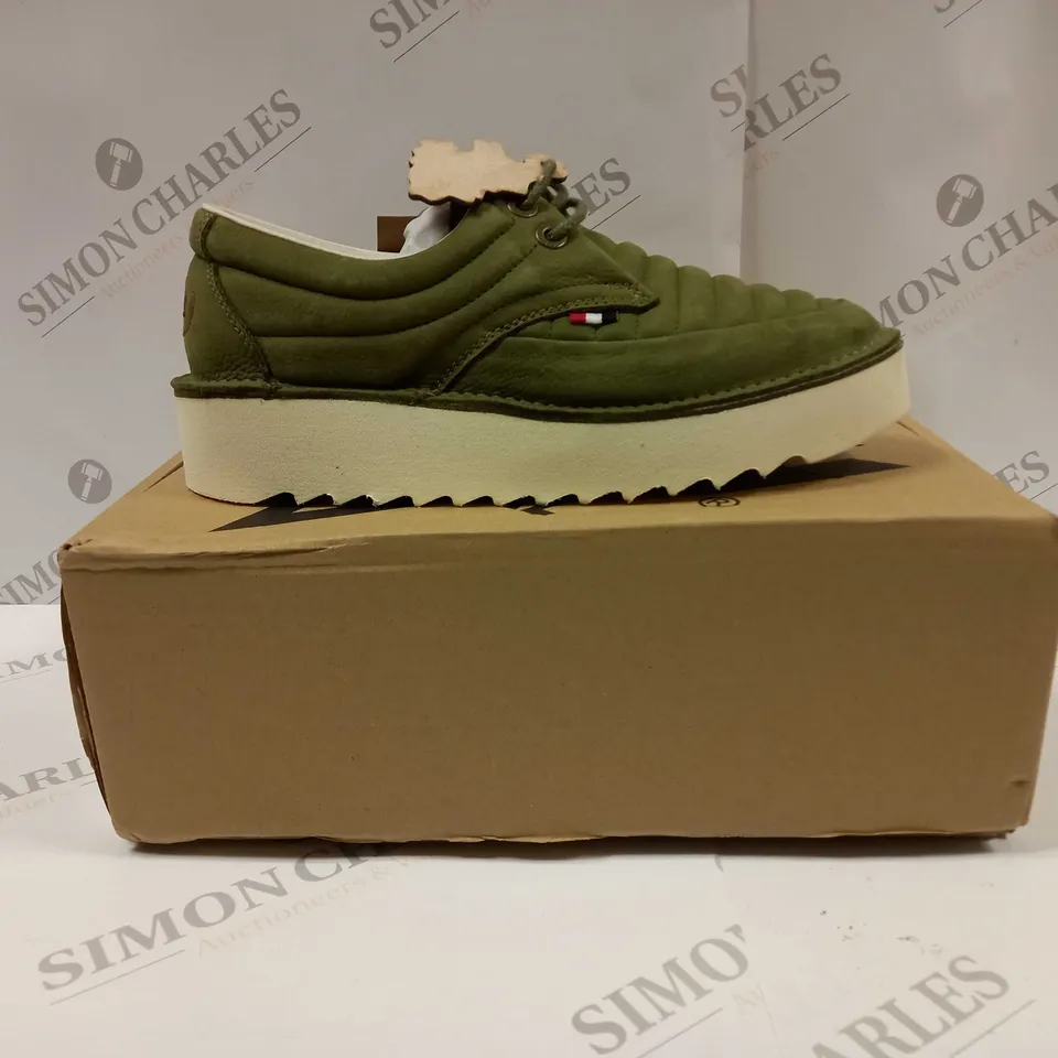 BOXED PAIR OF POD ORIGINALS ANNIE LACE UP SHOES UK SIZE 5 