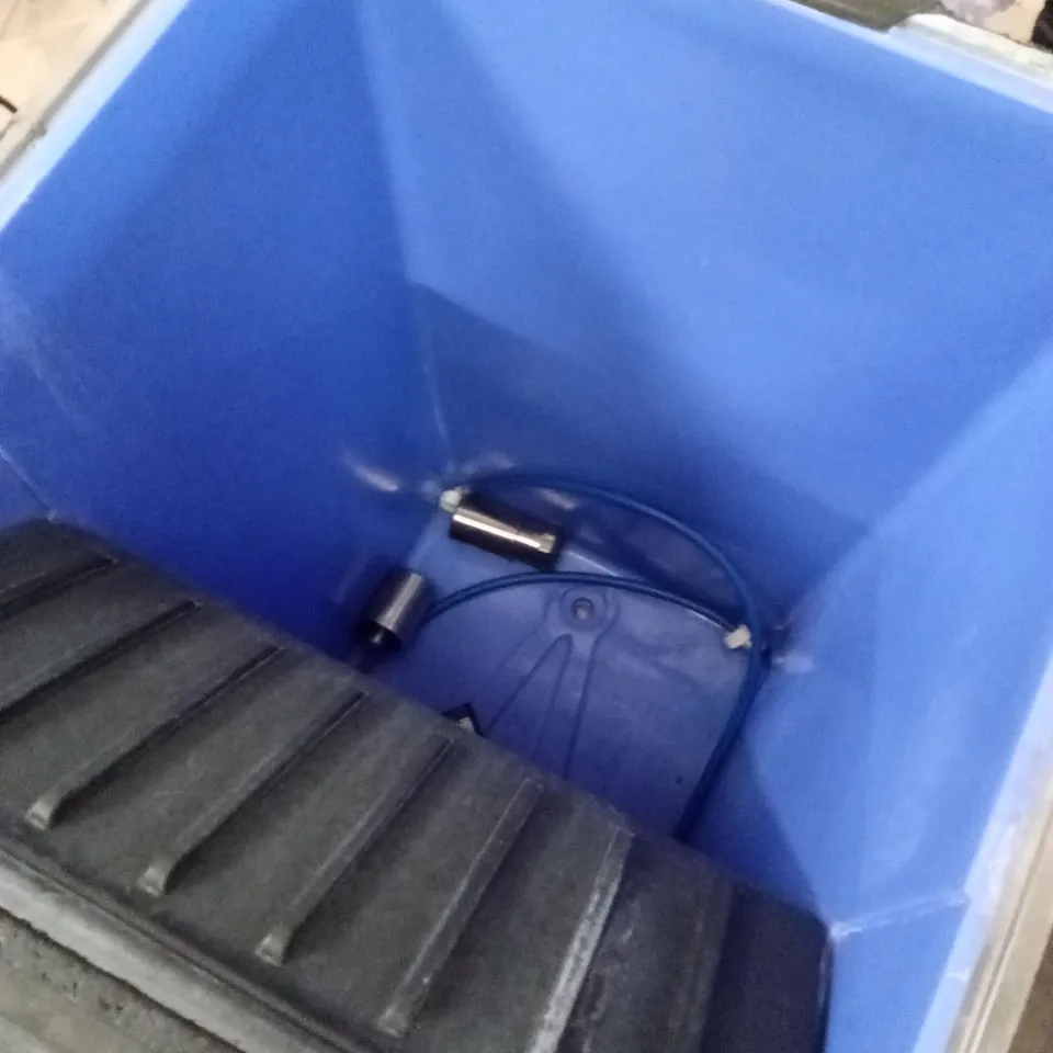 ADEXA CIM200 ICE MACHINE WITH LARGE ICE STORAGE BIN