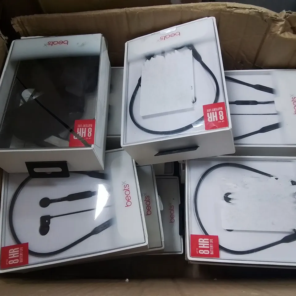 PALLET OF ASSORTED ITEMS TO INCLUDE CHRISTMAS PRESENT SLEIGH,FROG ORNAMENT, PORTABLE SANITISER BAGS AND AMPLIFIED AERIAL