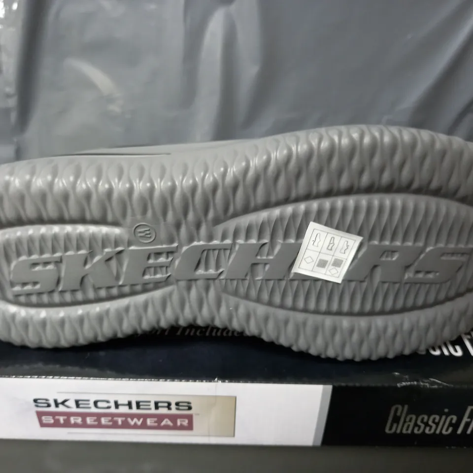 BOXED PAIR OF SKECHERS STREETWEAR TRAINERS IN BLACK/GREY - MENS UK 9