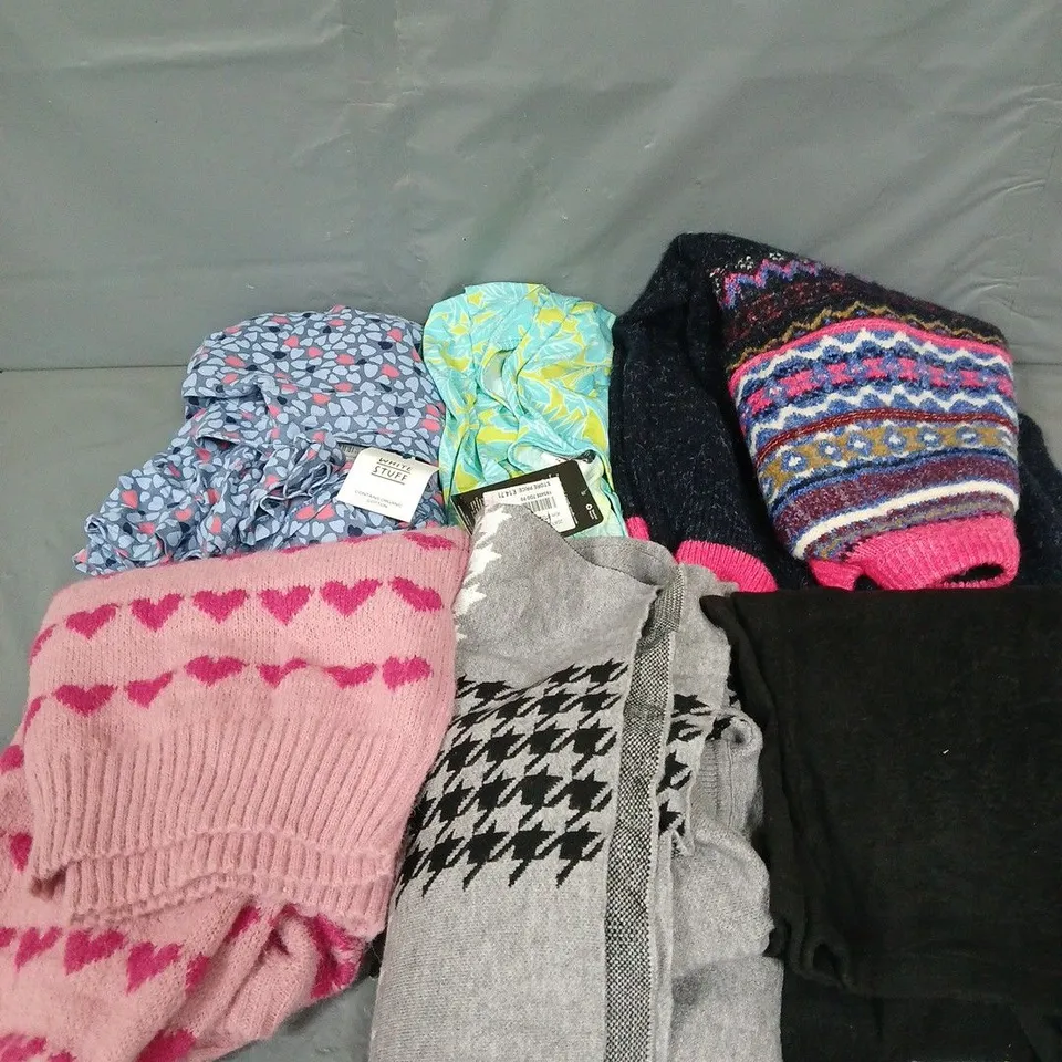 APPROXIMATELY 20 ASSORTED CLOTHING ITEMS IN VARIOUS COLOURS, STYLES AND SIZES