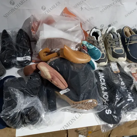 BOX OF 20 ASSORTED FOOTWEAR ITEMS TO INCLUDE: INSOLES, JACK&JONES SLIDERS, SLIPPERS, HEY DUDE SHOES ETC