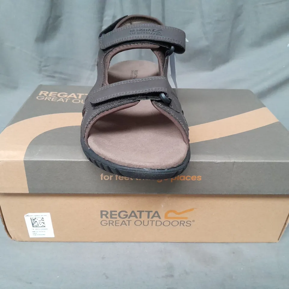 BOXED PAIR OF REGATTA OPEN TOE SANDALS IN BROWN UK SIZE 9