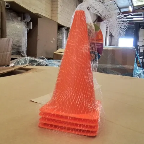 PALLET CONTAINING APPROXIMATELY 672 FOOTBALL TRAINING CONES