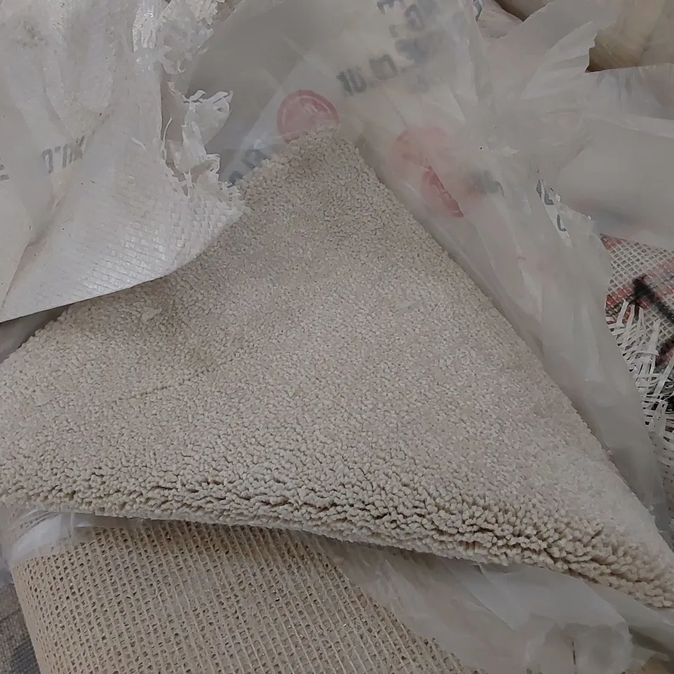 ROLL OF QUALITY PRIMO SNOWDRIFT CARPET // SIZE: APPROXIMATELY 4 X 2.1m