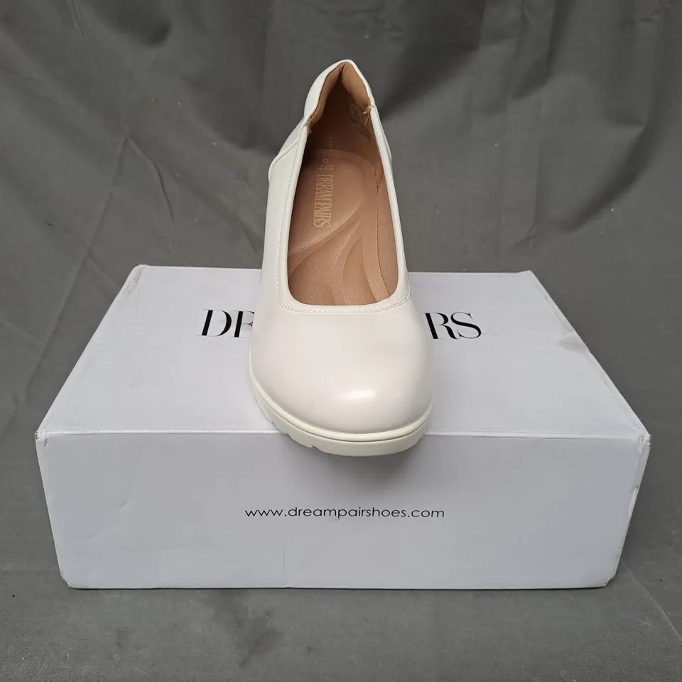 BOXED PAIR OF DREAM PAIRS BLOCK HEEL SLIP-ON SHOES IN WHITE UK SIZE 4