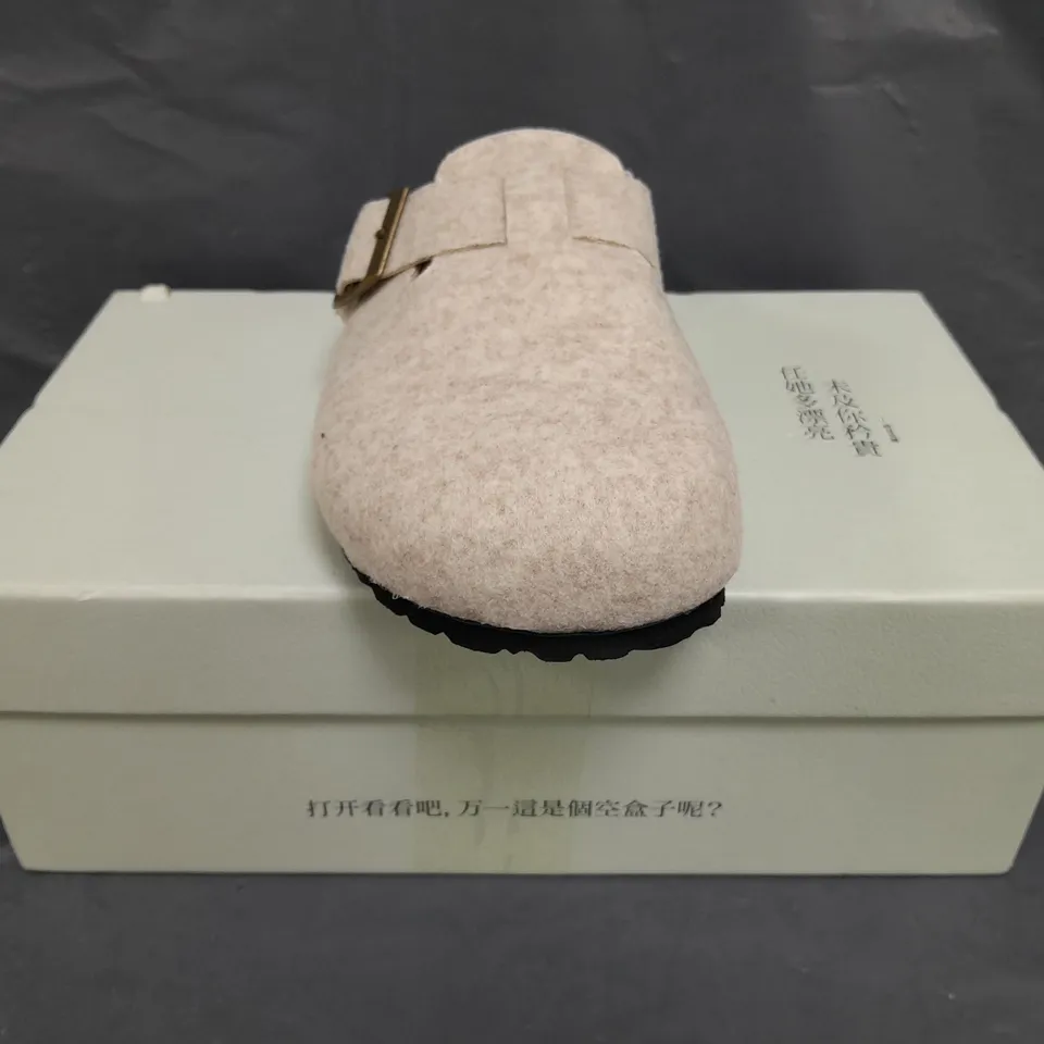 BOXED PAIR OF MENG QING SI SLIP-ON SHOES IN BEIGE EU SIZE 38