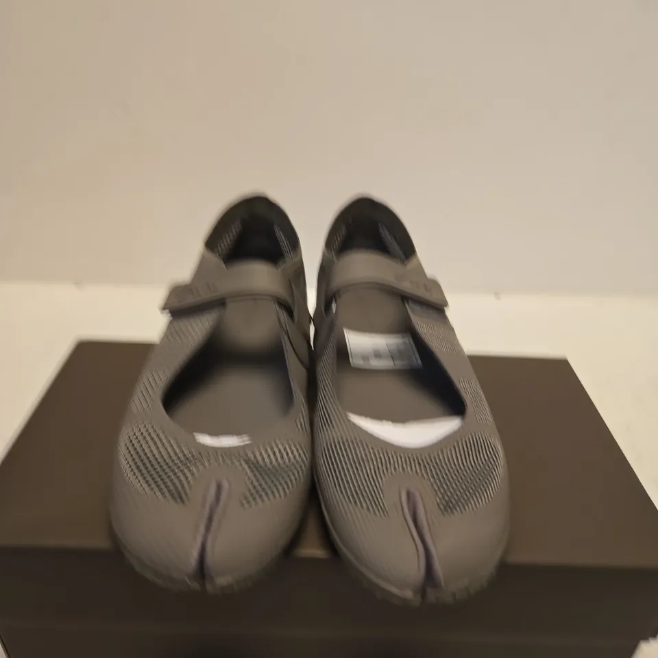 BOXED PAIR OF NIKE X SKINS RIFT 2 TONE MESH TRAINERS – GREY, UK 6.5