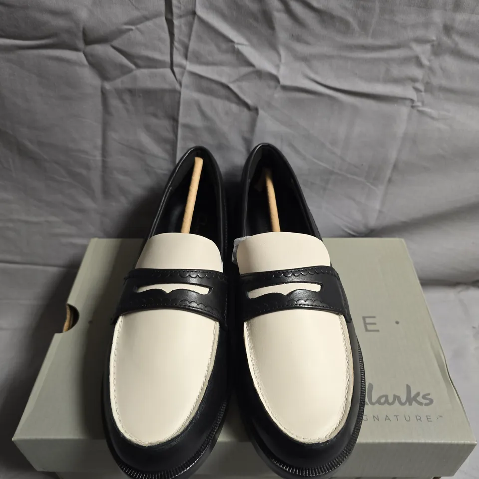 BOXED PAIR OF CLARKS STRAVEN EDGE SHOES - UK SIZE 3