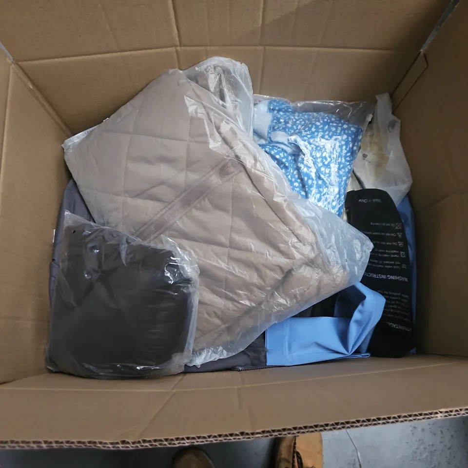 APPROXIMATELY 25 ASSORTED CLOTHING AND FASHION PRODUCTS IN VARIOUS STYLES AND SIZES - COLLECTION ONLY