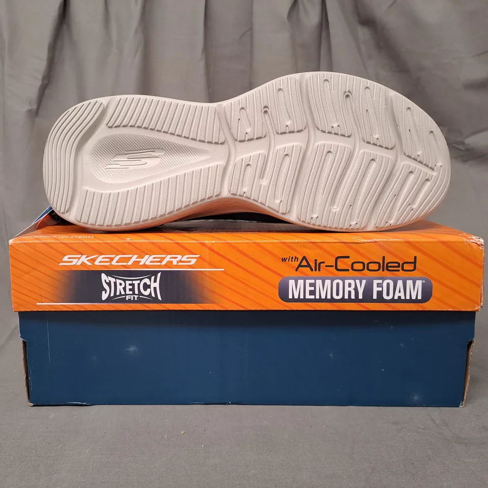 BOXED PAIR OF SKECHERS STRETCH FIT SHOES IN NAVY UK SIZE 9.5