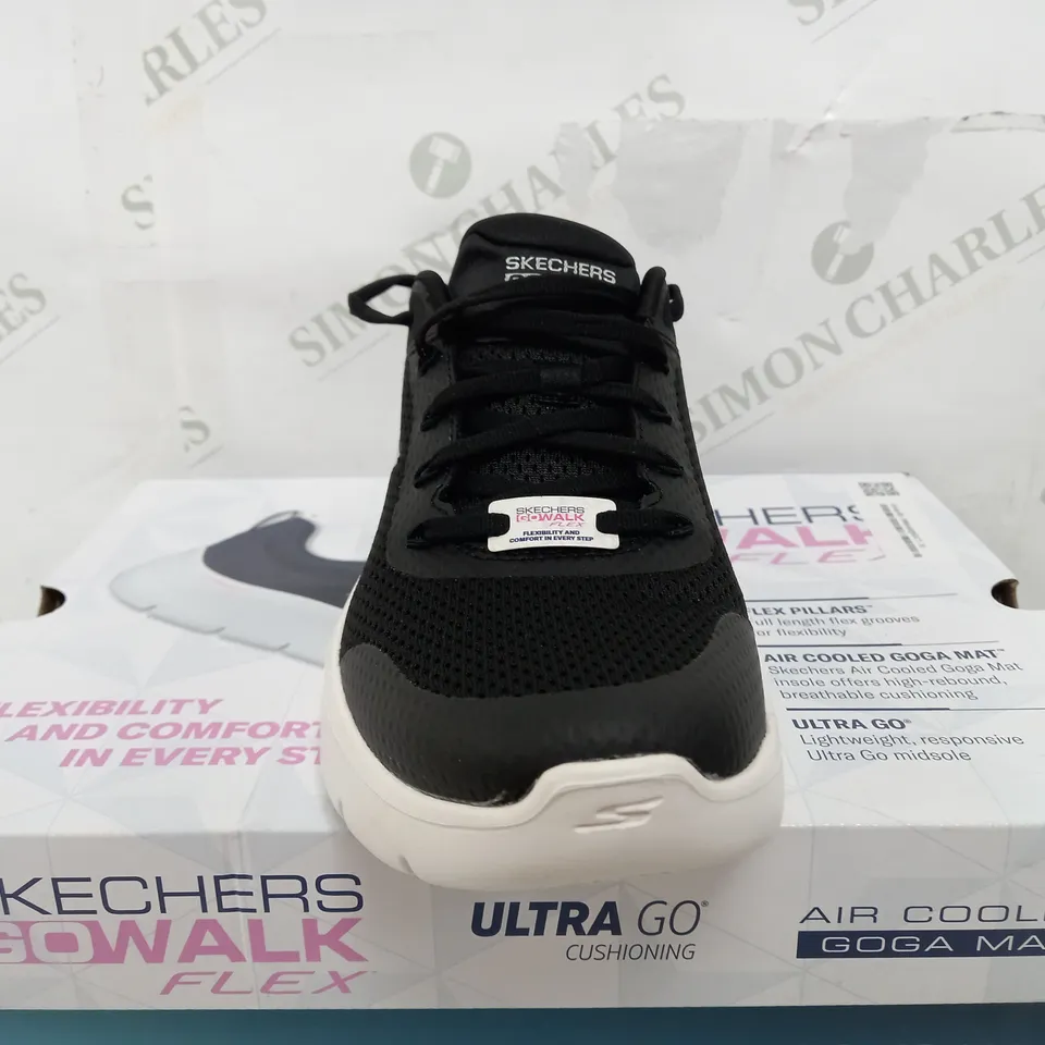 BOXED PAIR OF SKECHERS GO WALK FLEX TRAINERS IN BLACK - UK 6 